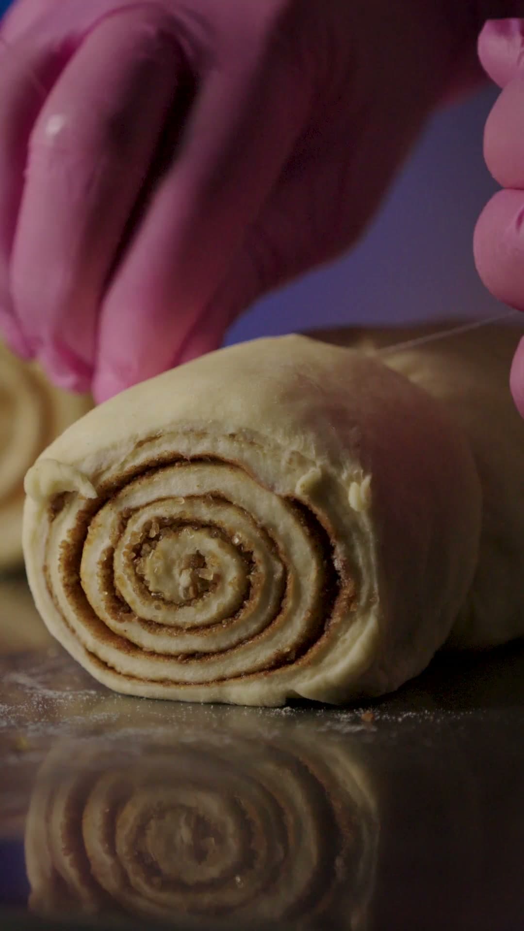 Cinnamon roll recién hecho en el obrador